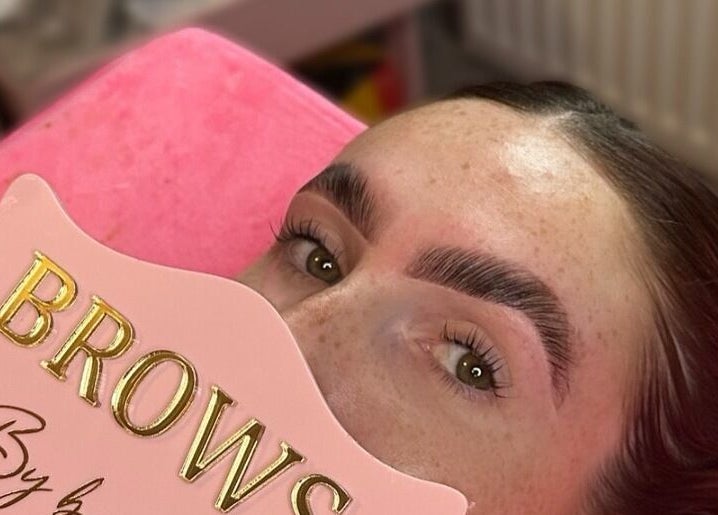 Expert eyebrow styling at Brows By Bailey in Bristol, England, GB with vibrant pink decor.