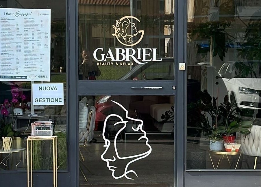 Ingresso di Gabriel beauty&relax a Milano, Lombardia, IT, con logo raffinato sulla porta in vetro.
