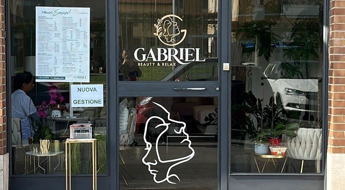 Ingresso di Gabriel beauty&relax a Milano, Lombardia, IT, con logo raffinato sulla porta in vetro.