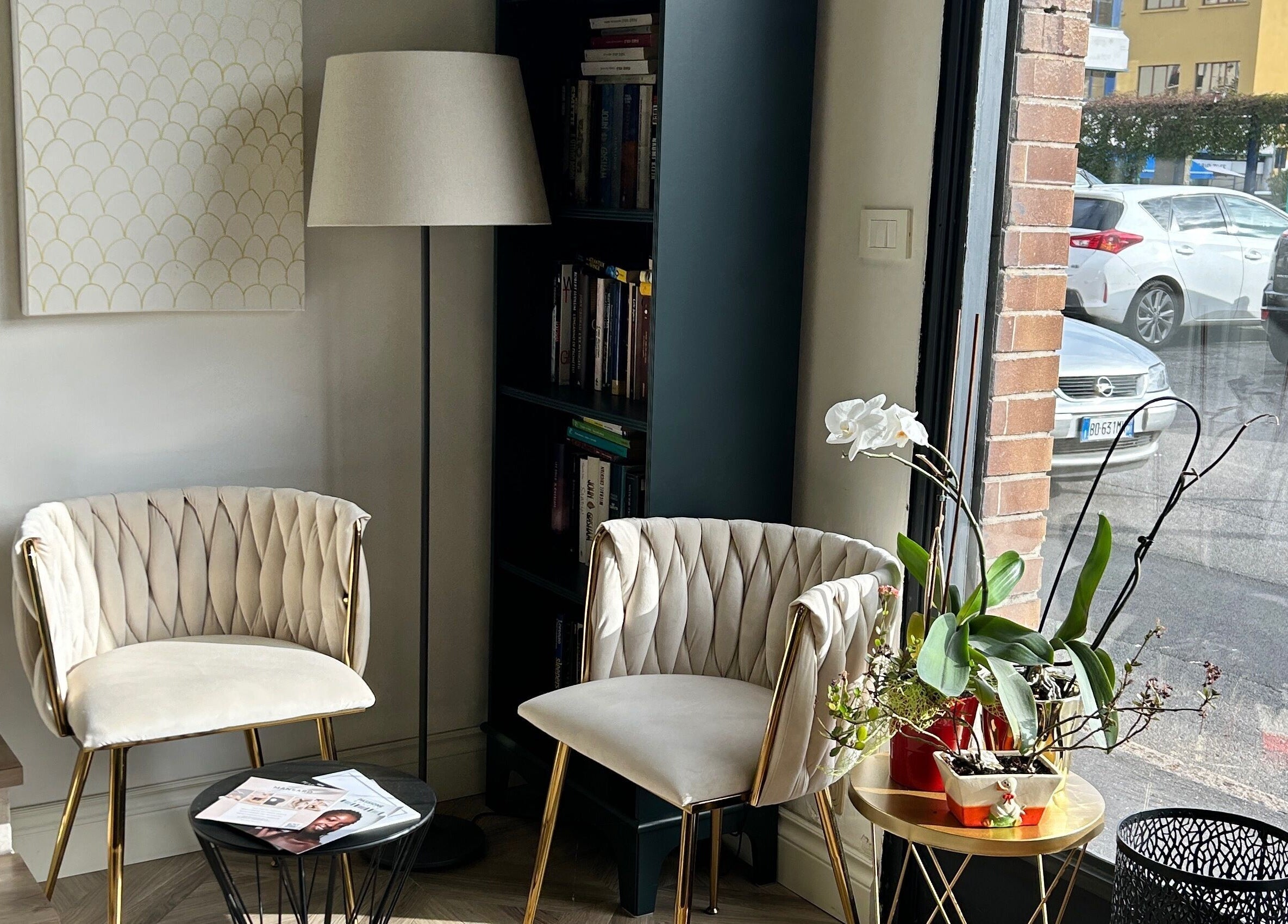 Angolo lettura con sedie e piante presso Gabriel beauty&relax, Milano, Lombardia, IT.