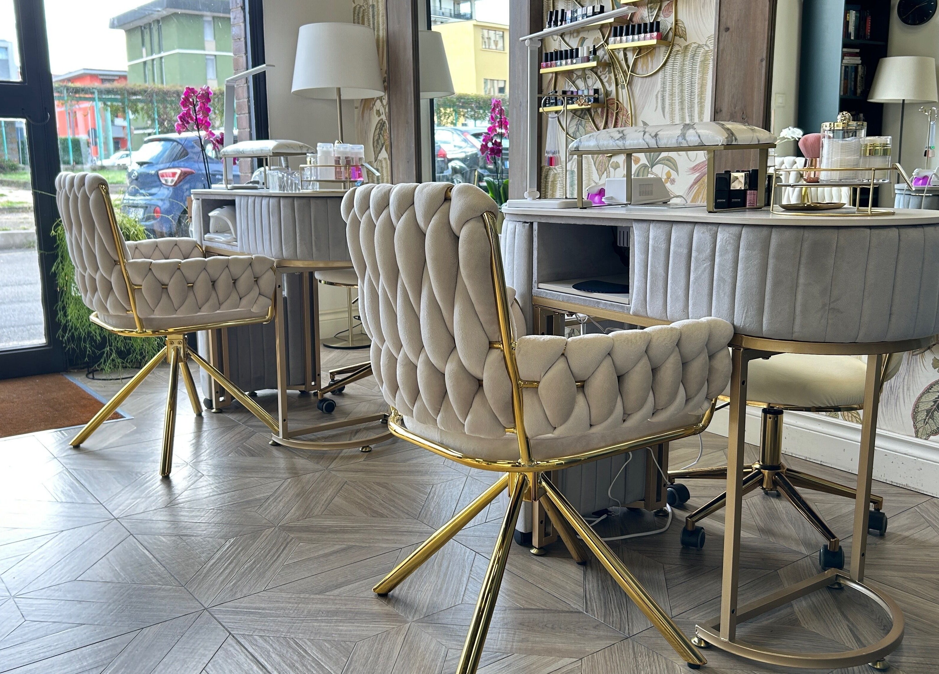 Elegante sala manicure a Gabriel beauty&relax, Milano, Lombardia, IT con sedie imbottite e decorazioni raffinate.