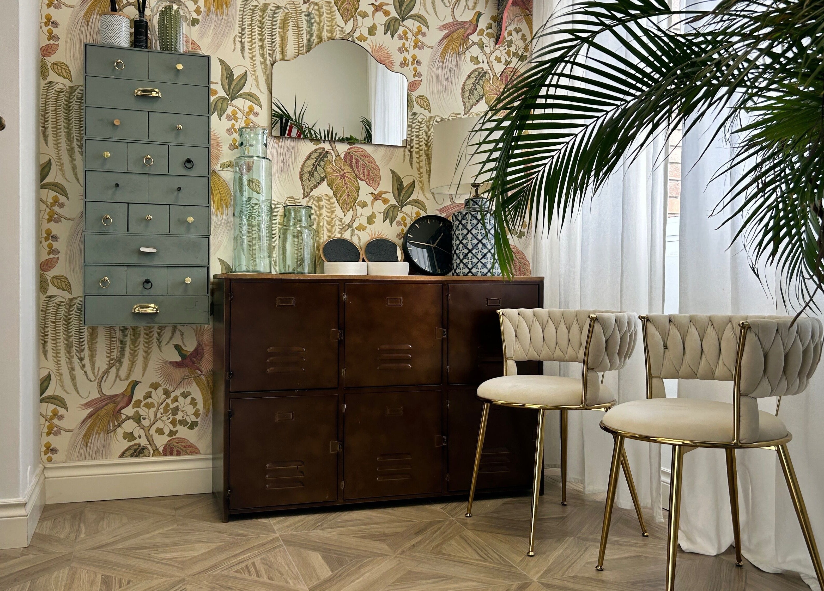 Interno accogliente di Gabriel beauty&relax a Milano, Lombardia, IT, con arredi eleganti e carta da parati floreale.