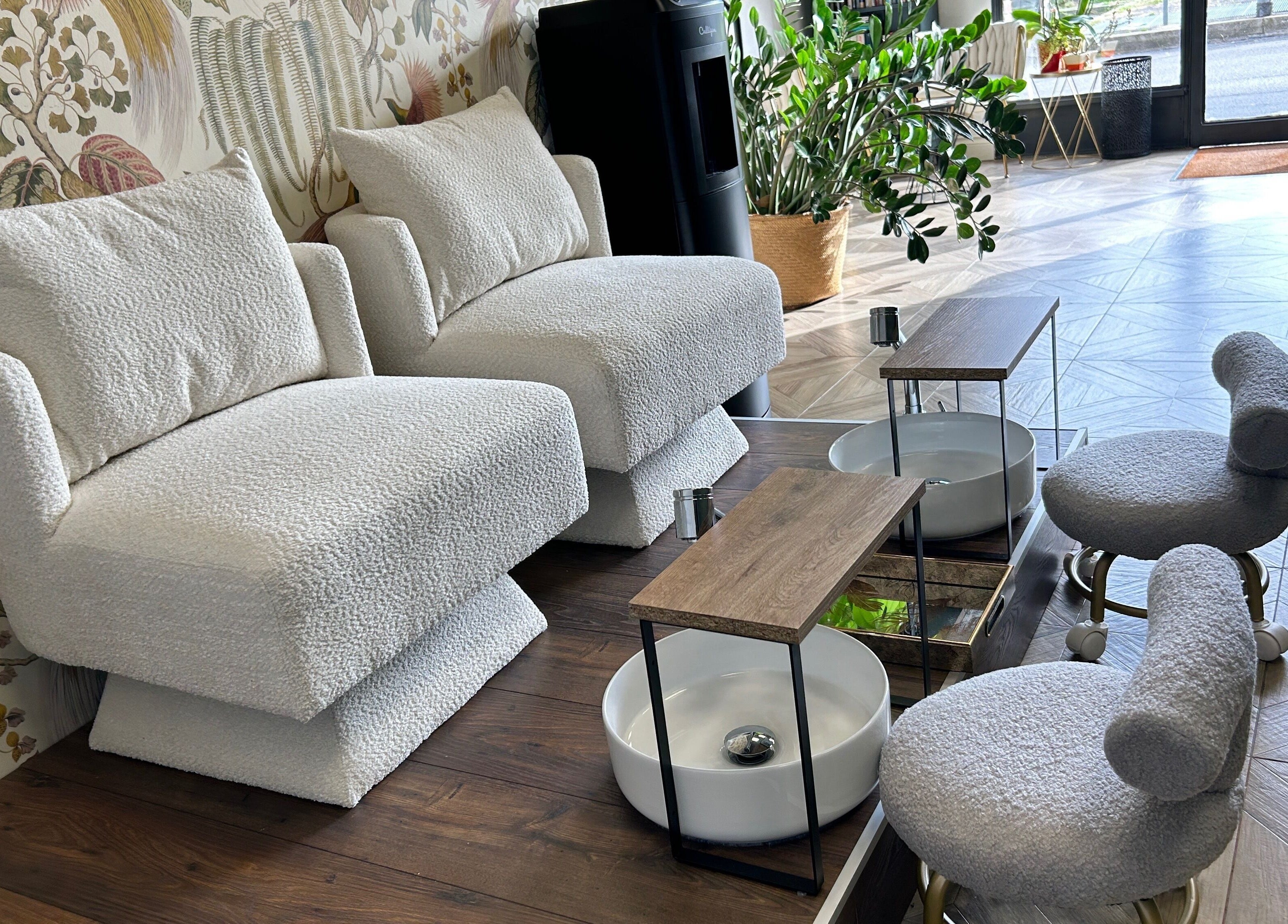 Area relax chic presso Gabriel beauty&relax a Milano, Lombardia, IT con sedie accoglienti e pediluvio.