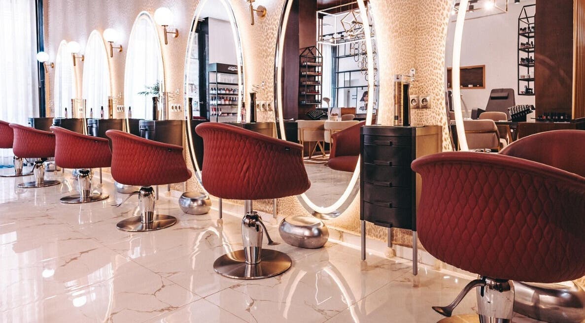 Intérieur élégant du Rival Beauty Spa à Casablanca, Casablanca-settat, MA avec des fauteuils rouges modernes.