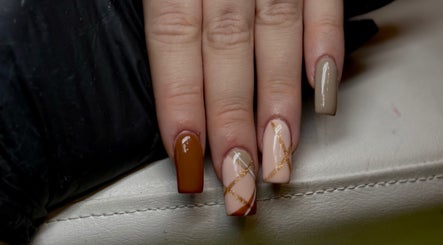Elegant brown and gold nail art at Lvy Luxe Nails, Swindon, England, GB.