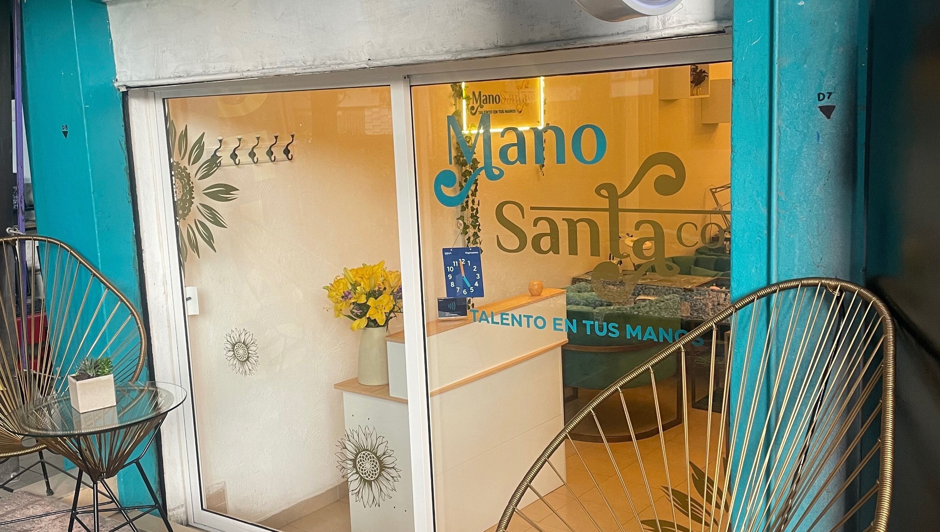 Entrada de Mano Santa en Ciudad De México, Ciudad De México, MX, mostrando decoración y sillas acogedoras.