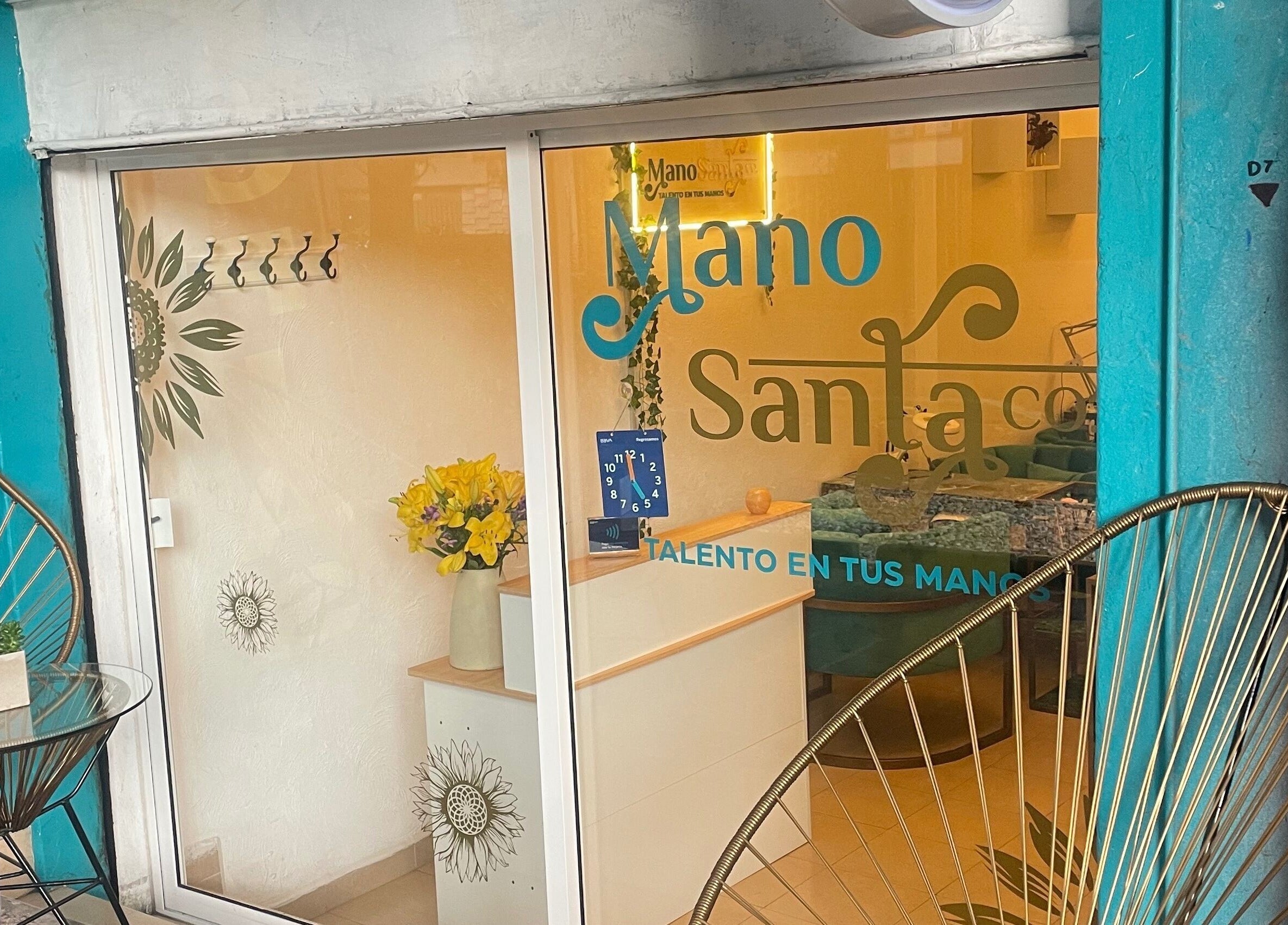 Entrada de Mano Santa en Ciudad De México, Ciudad De México, MX, mostrando decoración y sillas acogedoras.