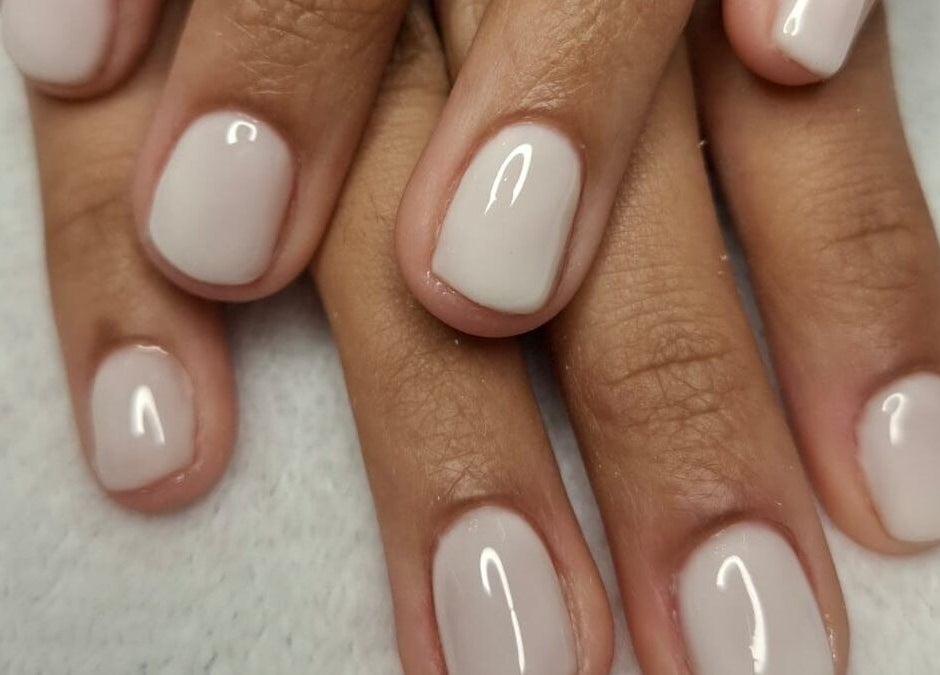 Uñas manicuras elegantes en Mano Santa, Ciudad De México, Ciudad De México, MX, sobre fondo blanco.