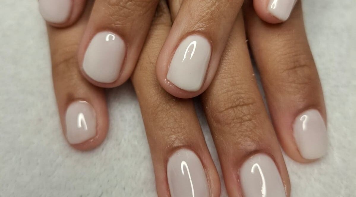 Uñas manicuras elegantes en Mano Santa, Ciudad De México, Ciudad De México, MX, sobre fondo blanco.