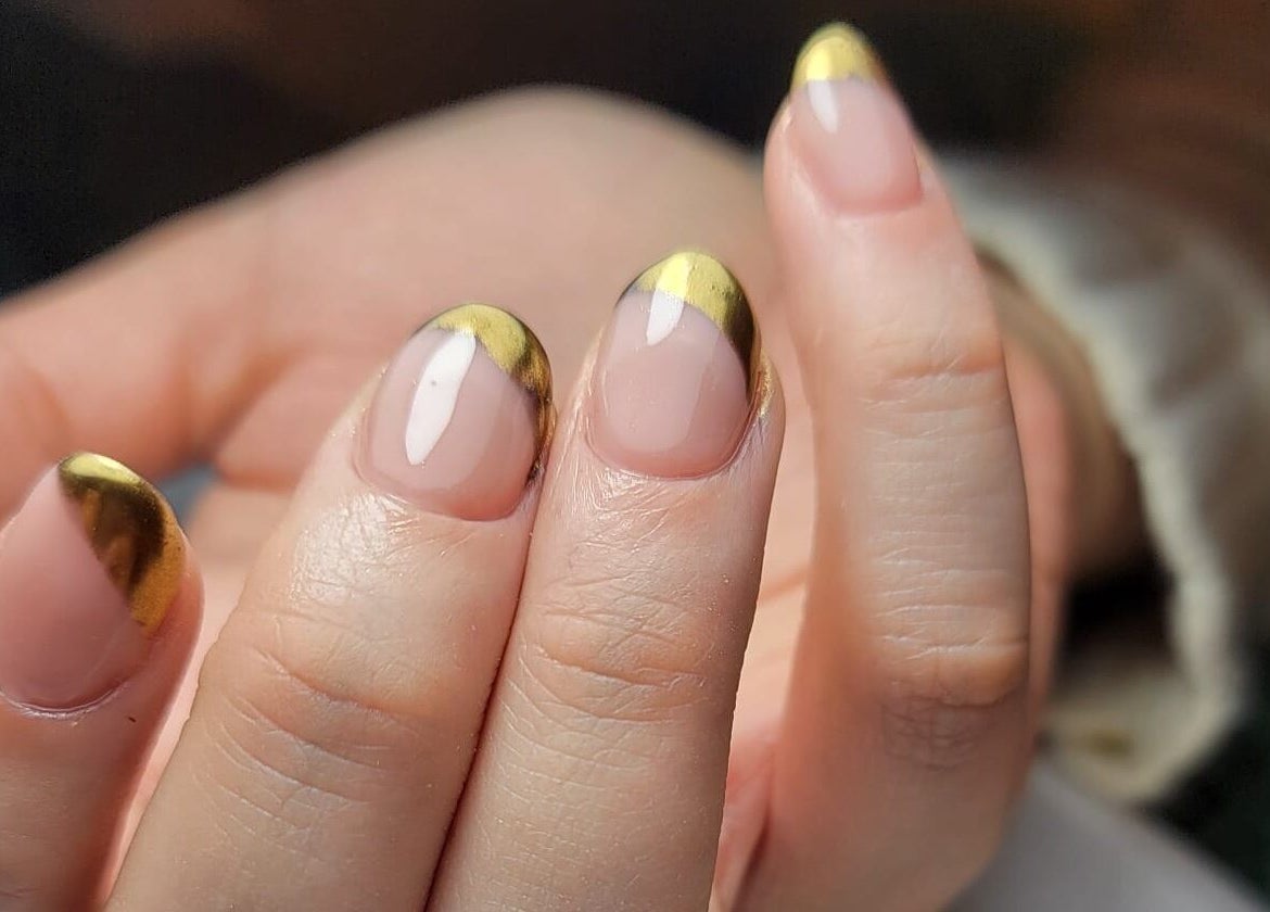 Manicura elegante con puntas doradas en Mano Santa, Ciudad De México, Ciudad De México, MX.