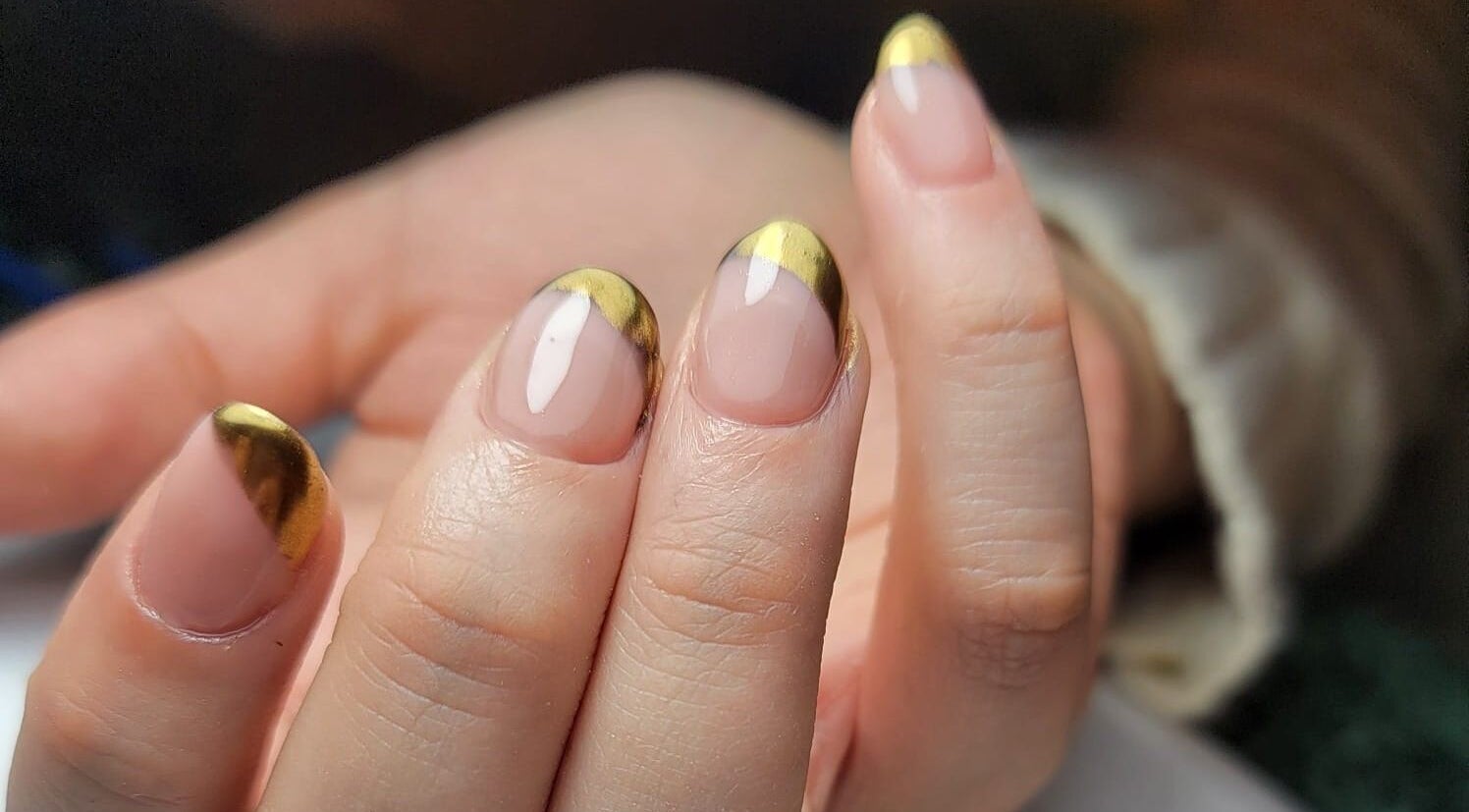 Manicura elegante con puntas doradas en Mano Santa, Ciudad De México, Ciudad De México, MX.
