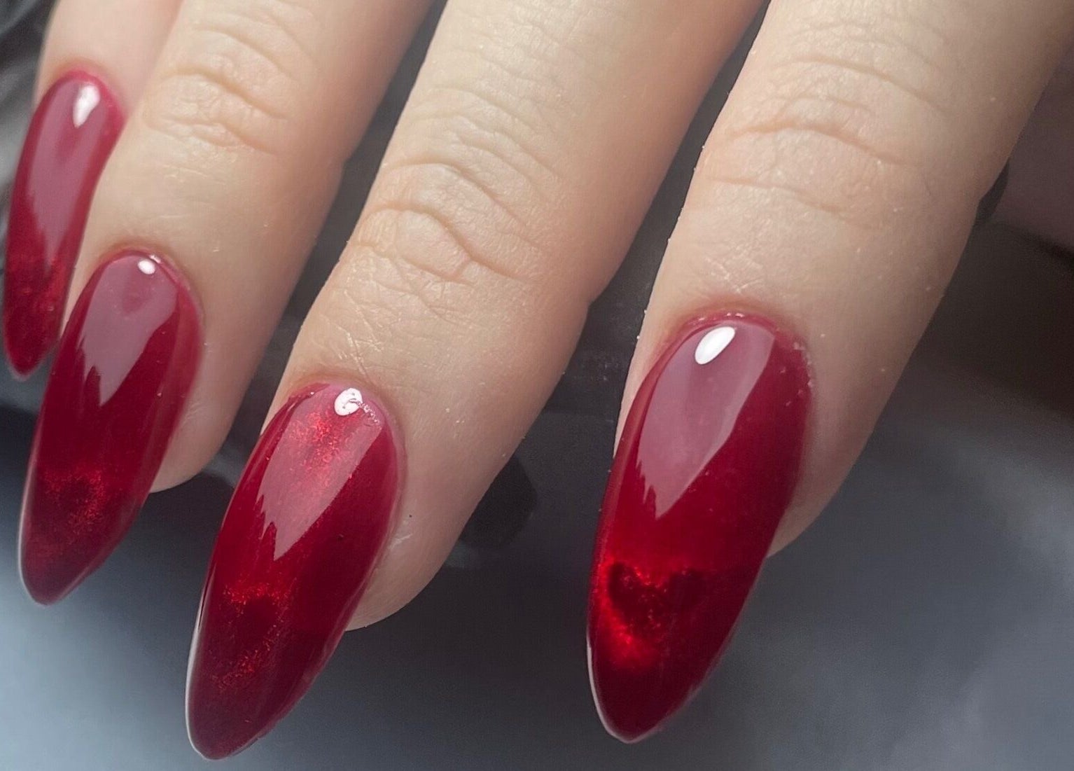 Uñas pintadas en tono rojo brillante en Mano Santa, Ciudad De México, Ciudad De México, MX.