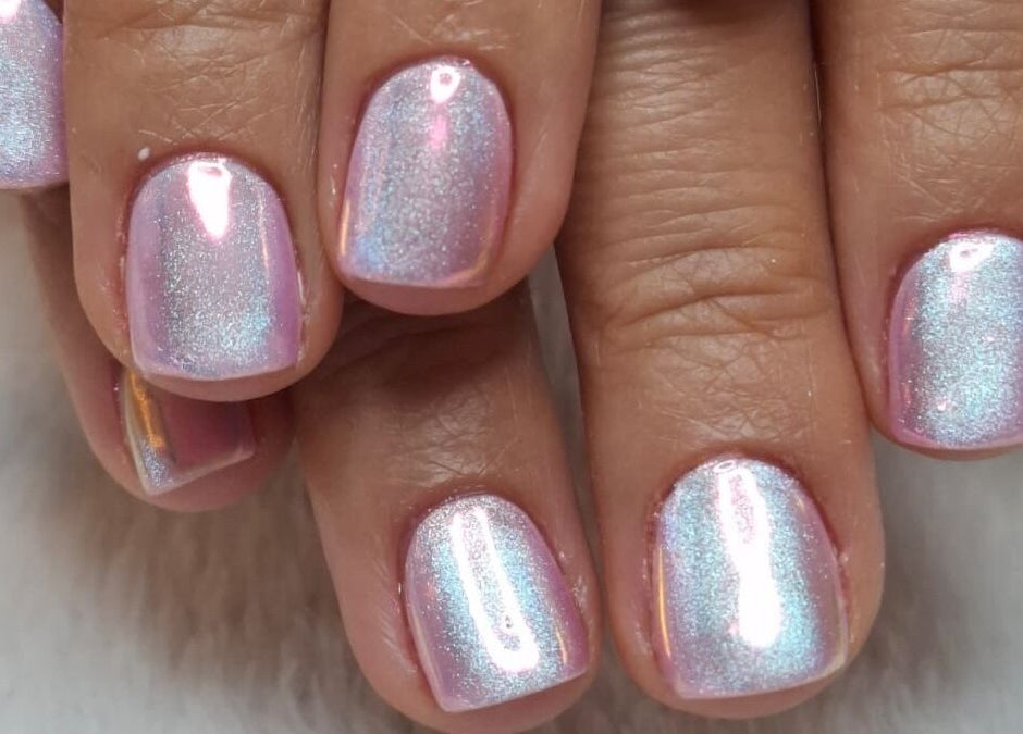 Manicura iridiscente en Mano Santa, Ciudad De México, Ciudad De México, MX, muestra un estilo elegante y moderno.