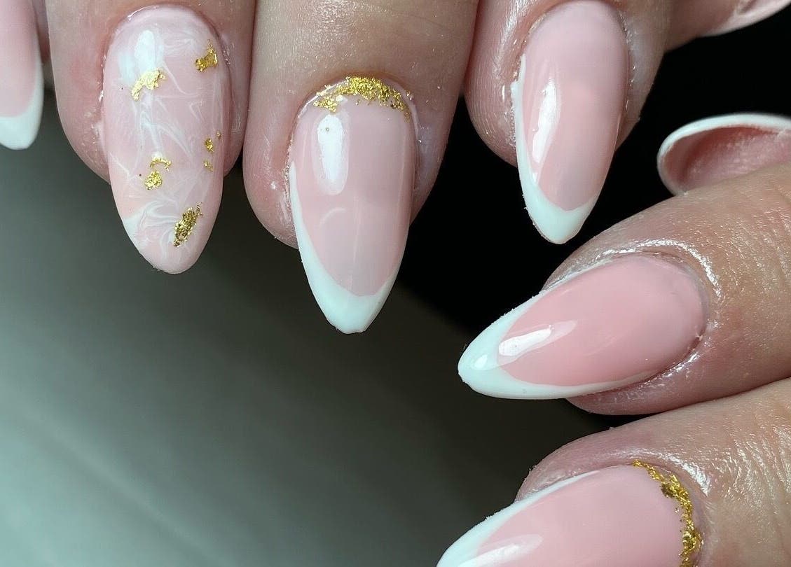 Manicura elegante con dorado en Felinity_uy, Montevideo, Departamento De Montevideo, UY.