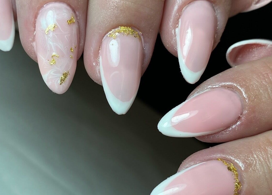 Manicura elegante con dorado en Felinity_uy, Montevideo, Departamento De Montevideo, UY.