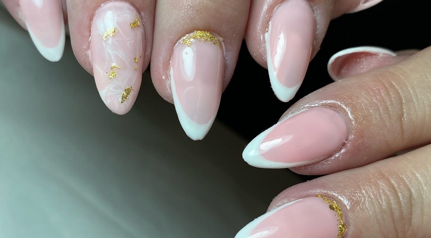 Manicura elegante con dorado en Felinity_uy, Montevideo, Departamento De Montevideo, UY.