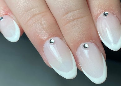 Manicura elegante con diseño francés y diamantes en Felinity_uy, Montevideo, Departamento De Montevideo, UY.