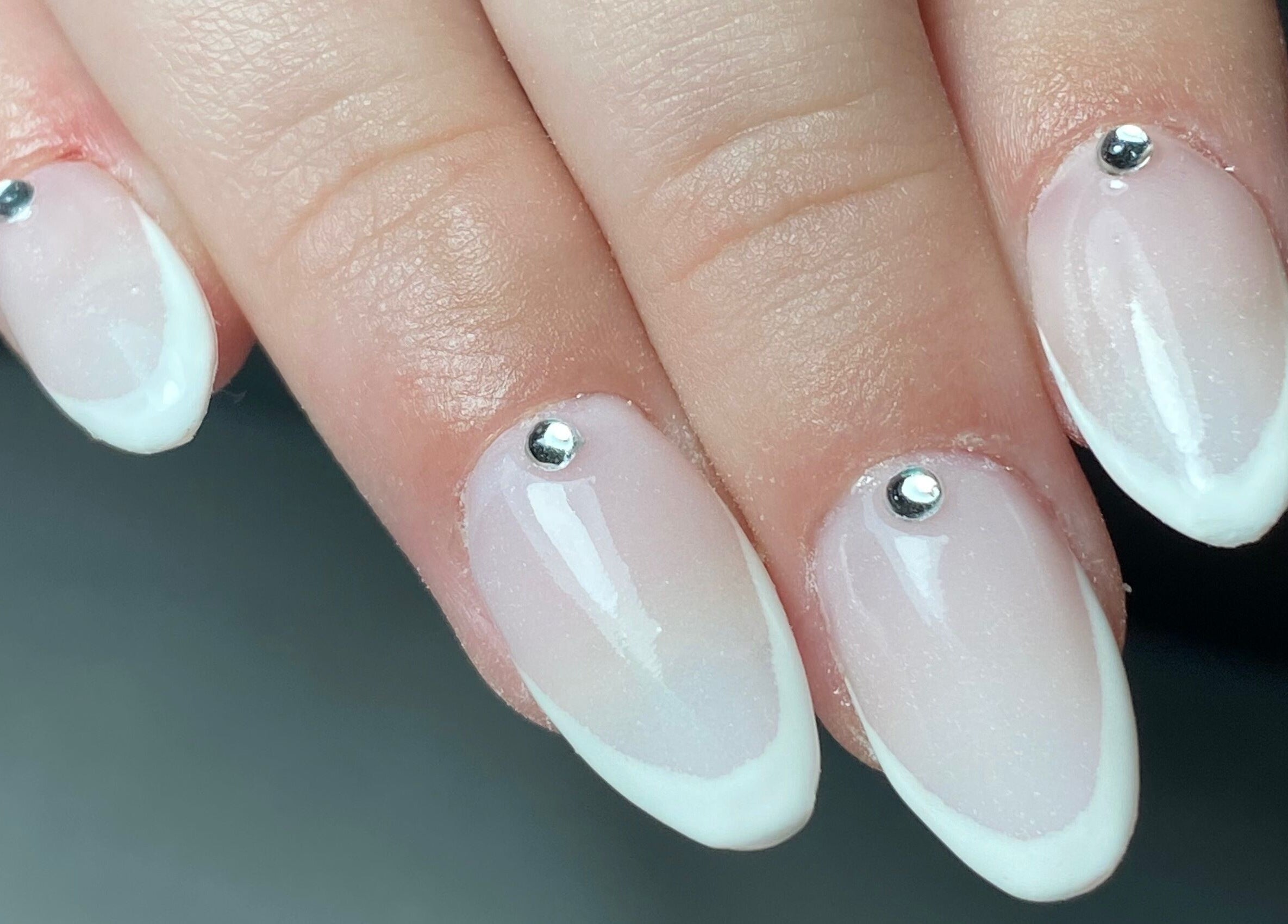 Manicura elegante con diseño francés y diamantes en Felinity_uy, Montevideo, Departamento De Montevideo, UY.