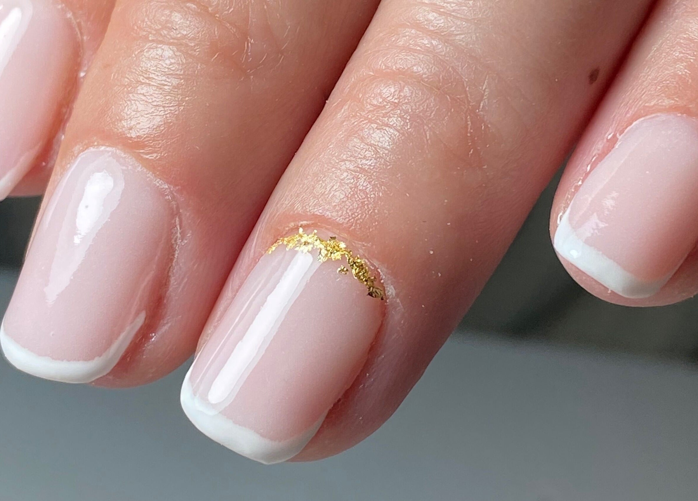 Uñas francesas con detalles dorados en Felinity_uy, Montevideo, Departamento De Montevideo, UY.