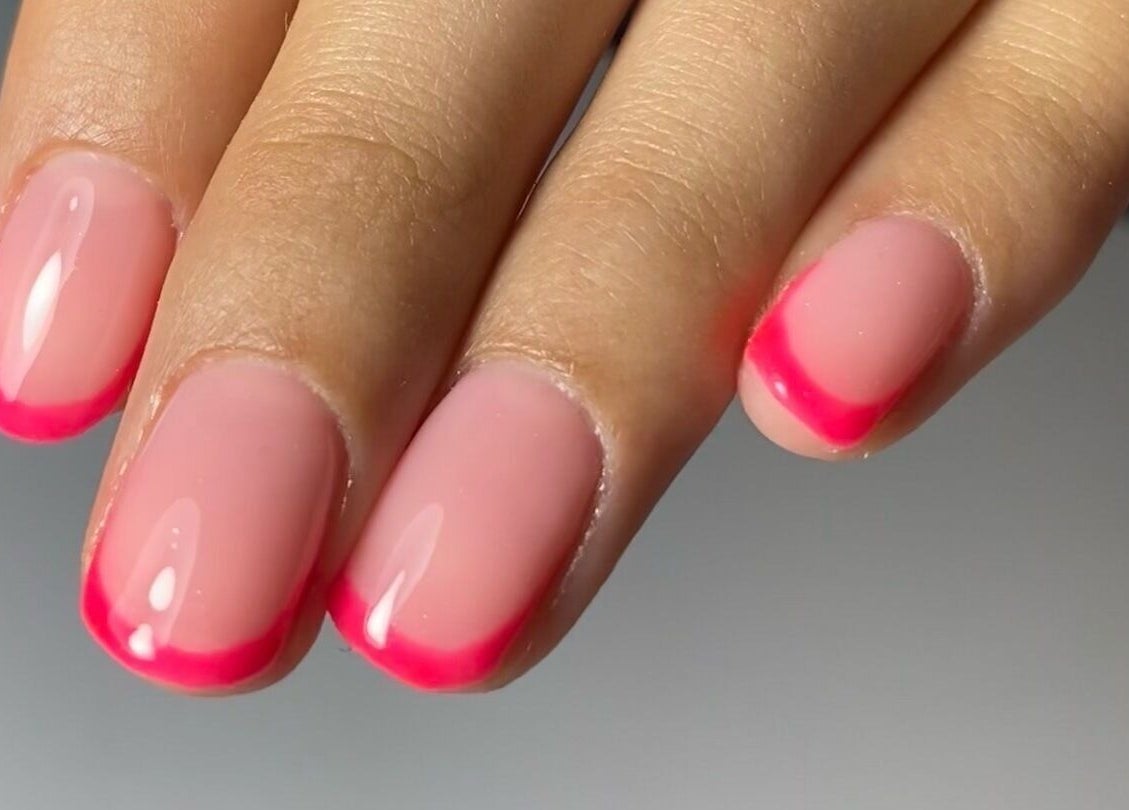 Manicura francesa moderna en rosa en Felinity_uy, Montevideo, Departamento De Montevideo, UY.