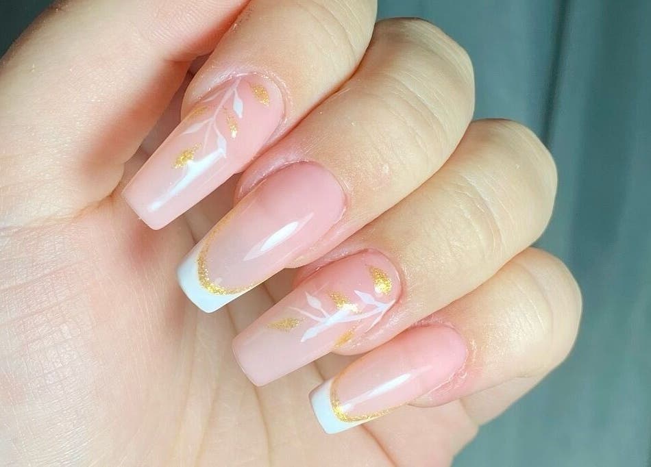 Manicura elegante con detalles dorados en Felinity_uy, Montevideo, Departamento De Montevideo, UY.