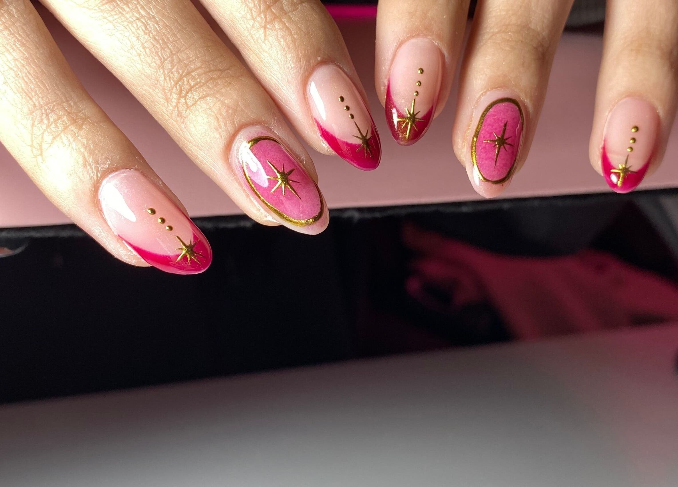 Diseño de uñas rosadas con estrellas en Felinity_uy, Montevideo, Departamento De Montevideo, UY.