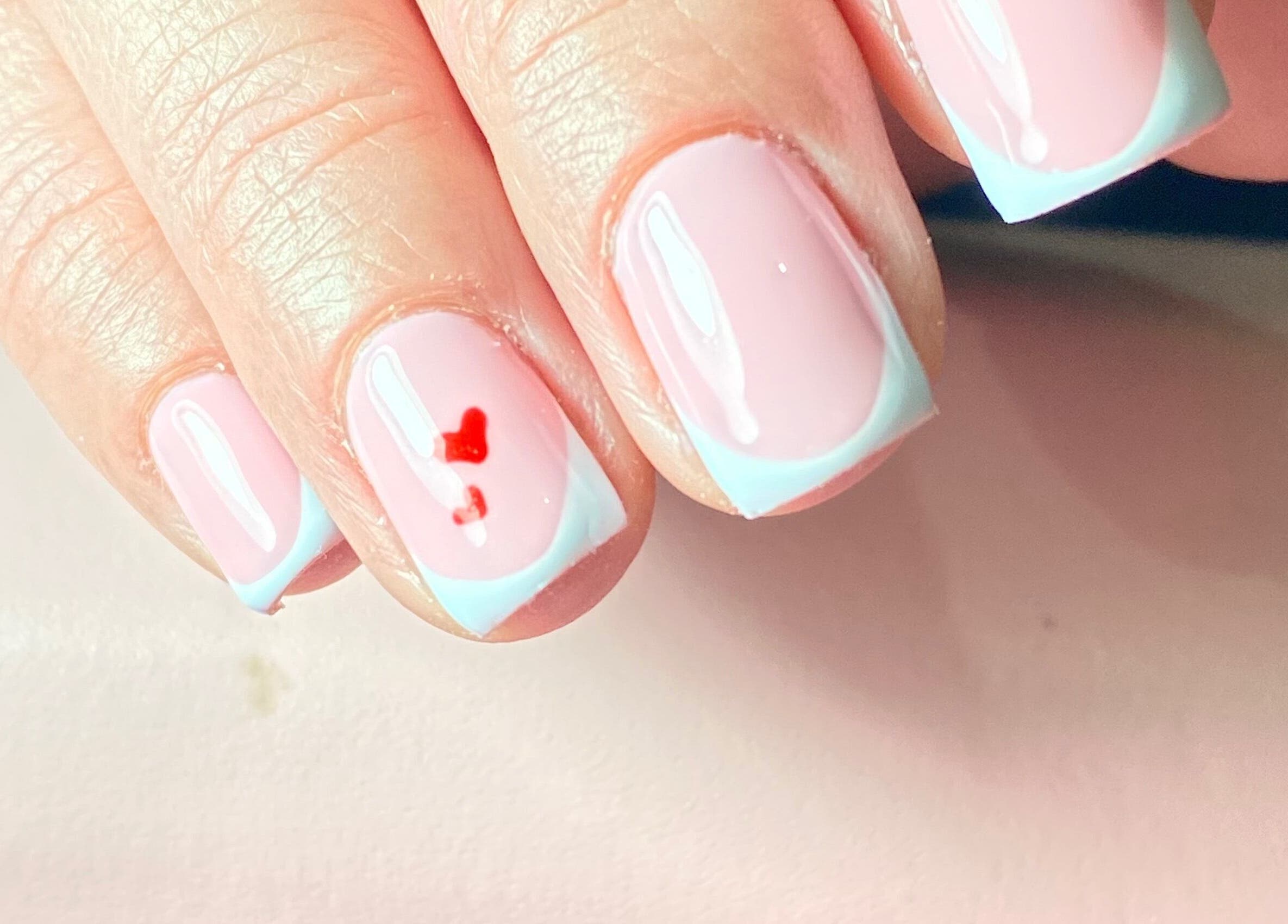 Diseño de uñas francesas con detalle de corazón en Felinity_uy, Montevideo, Departamento De Montevideo, UY.