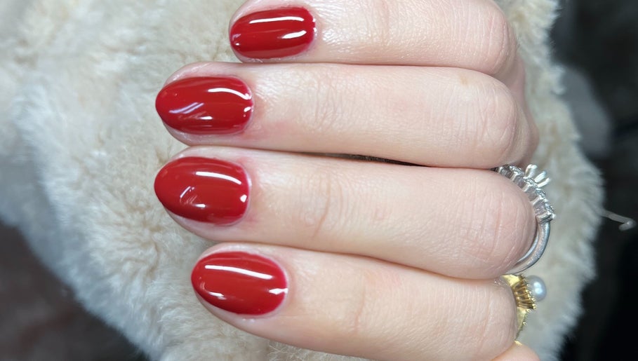Unhas vermelhas elegantes no salão Anne Silva, Paraná, Paraná, BR.