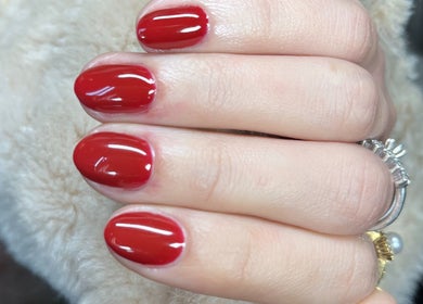 Unhas vermelhas elegantes no salão Anne Silva, Paraná, Paraná, BR.