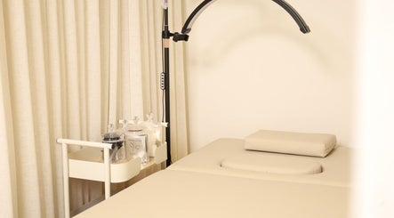 Calm treatment room at 8 Infiito Salon, Jeddah, Makkah Province, SA, with plush treatment bed and soft lighting.