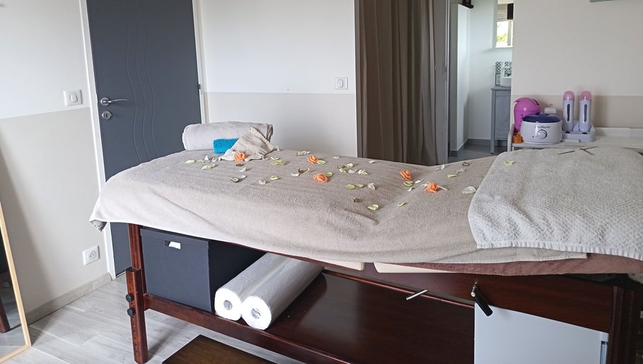 Table de massage ornementée chez Mélizia - Le Bien-être des Femmes à Saint-Clément, Bourgogne-franche-comté, FR.