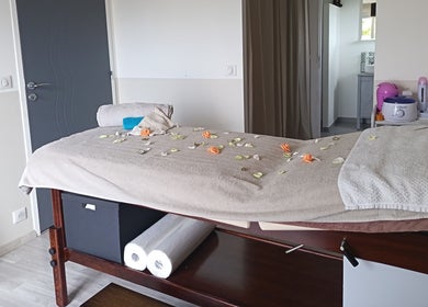 Table de massage ornementée chez Mélizia - Le Bien-être des Femmes à Saint-Clément, Bourgogne-franche-comté, FR.