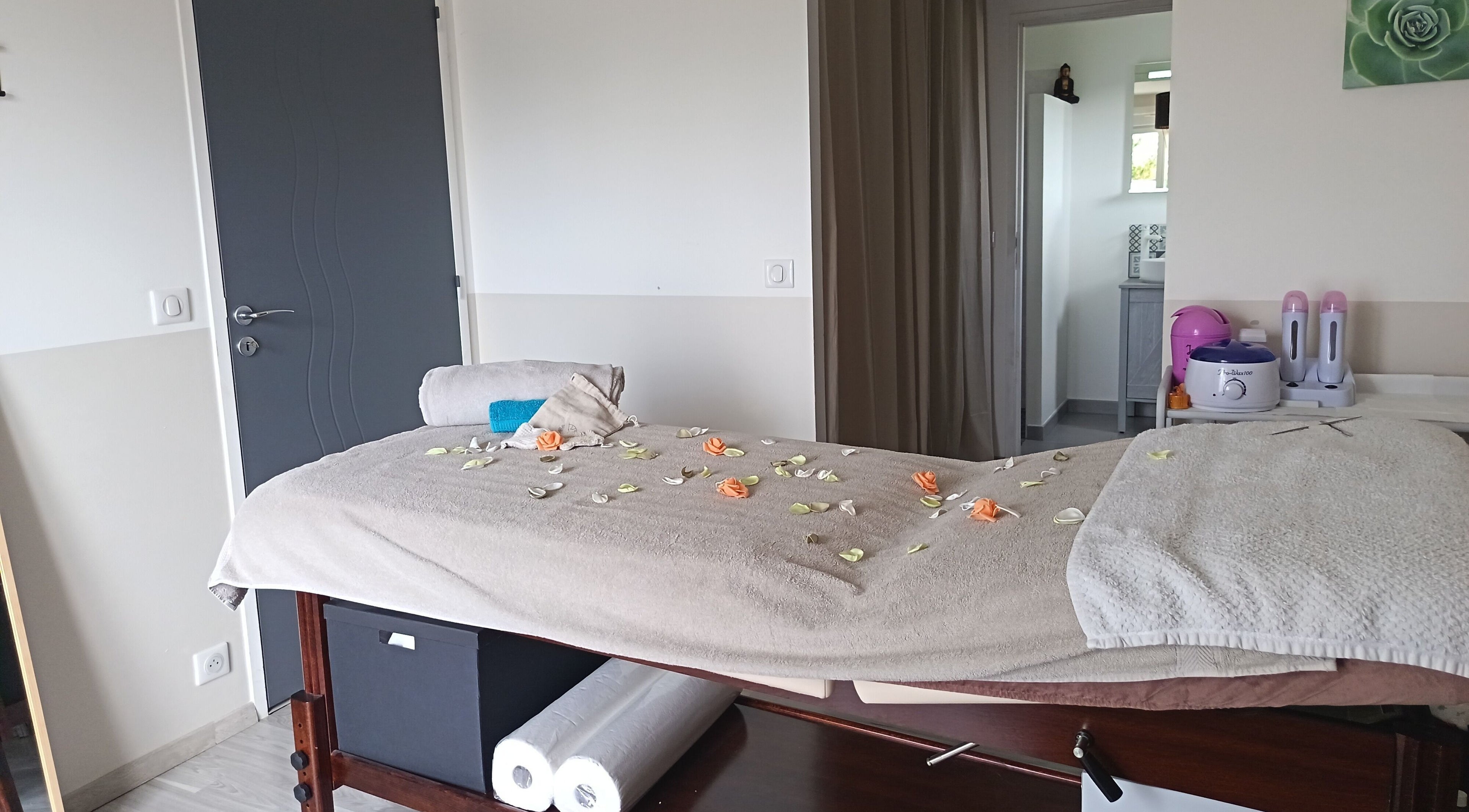 Table de massage zen chez Mélizia - Le Bien-être des Femmes, Saint-Clément, Bourgogne-franche-comté, FR.