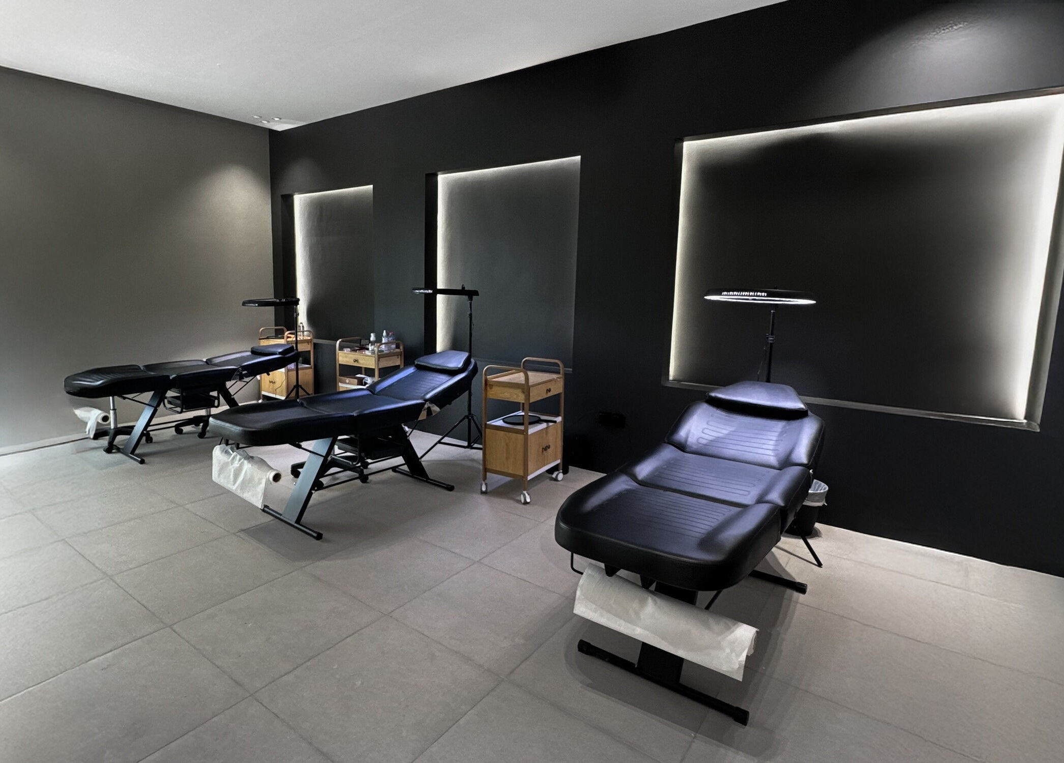 غرفة استقبال بفاطمة بيوتي آرتيست في القطيف, SA بديكور أنيق وأجواء مريحة.