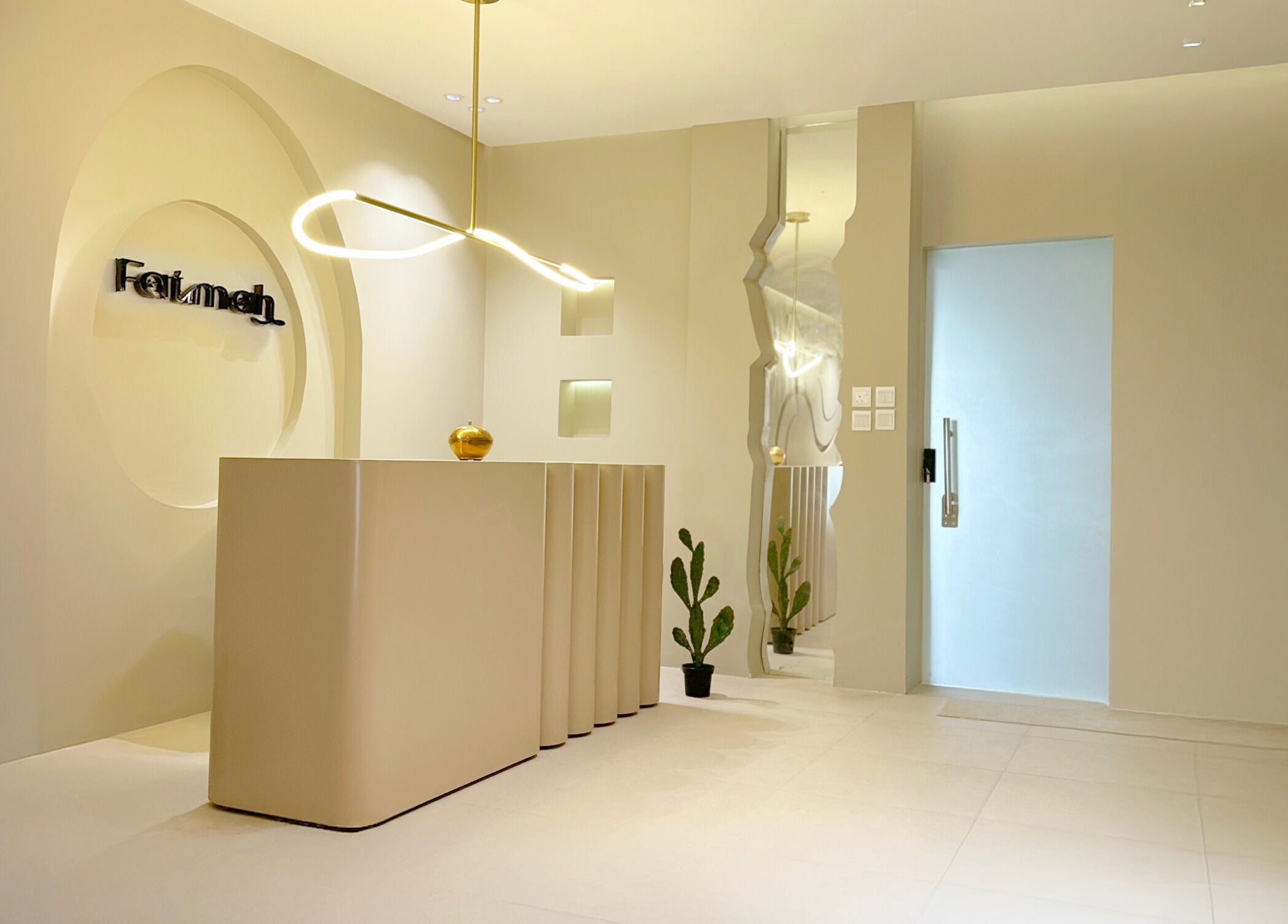 الاستقبال الأنيق في Fatimah Beauty Artist القطيف, SA بديكور عصري وإضاءة مميزة.