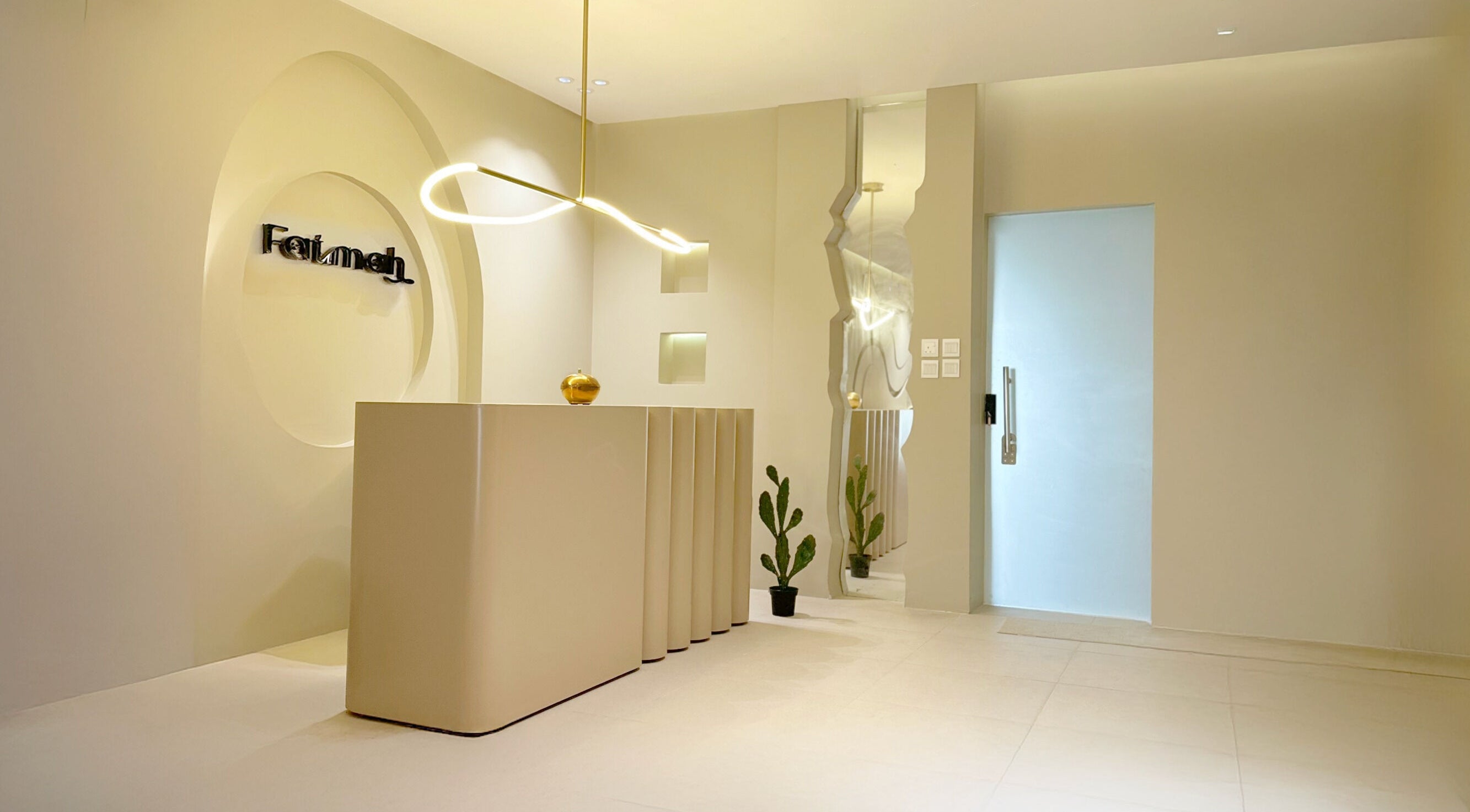 الاستقبال الأنيق في Fatimah Beauty Artist القطيف, SA بديكور عصري وإضاءة مميزة.