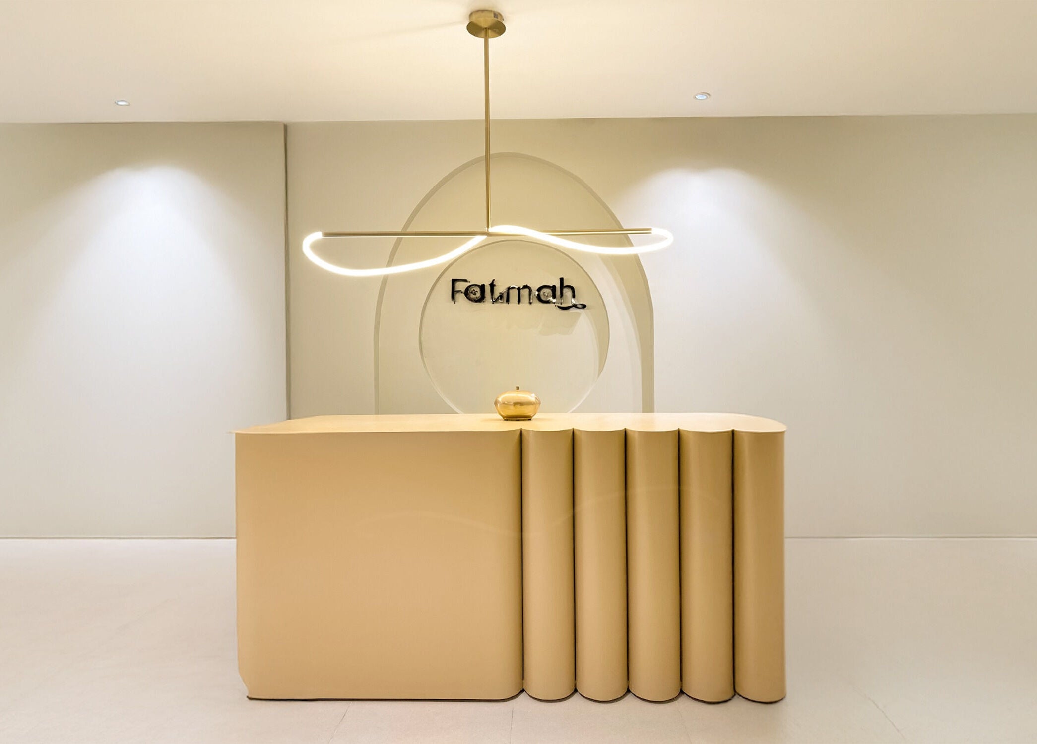 مكتب استقبال أنيق بديكور حديث في Fatimah Beauty Artist, القطيف, SA.