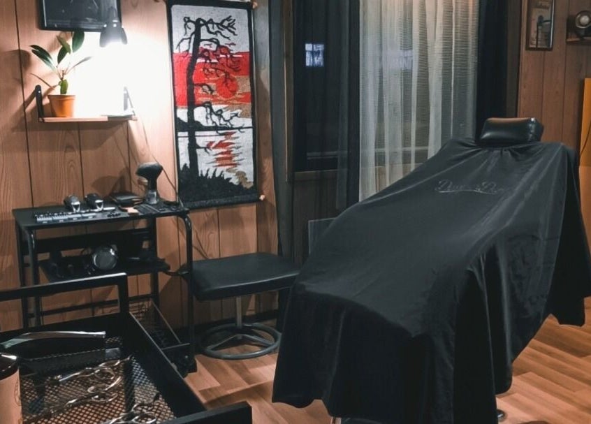Elegant barber chair at Flow Barbers, Äkäslompolo, Lappi, FI, showcasing chic design and inviting ambiance.