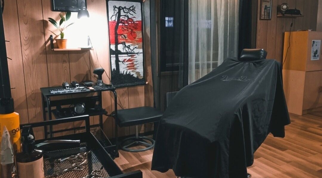 Elegant barber chair at Flow Barbers, Äkäslompolo, Lappi, FI, showcasing chic design and inviting ambiance.