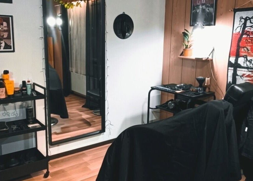 Flow Barbers stylish interior, mirror and chair in Äkäslompolo, Lappi, FI showcasing modern decor.