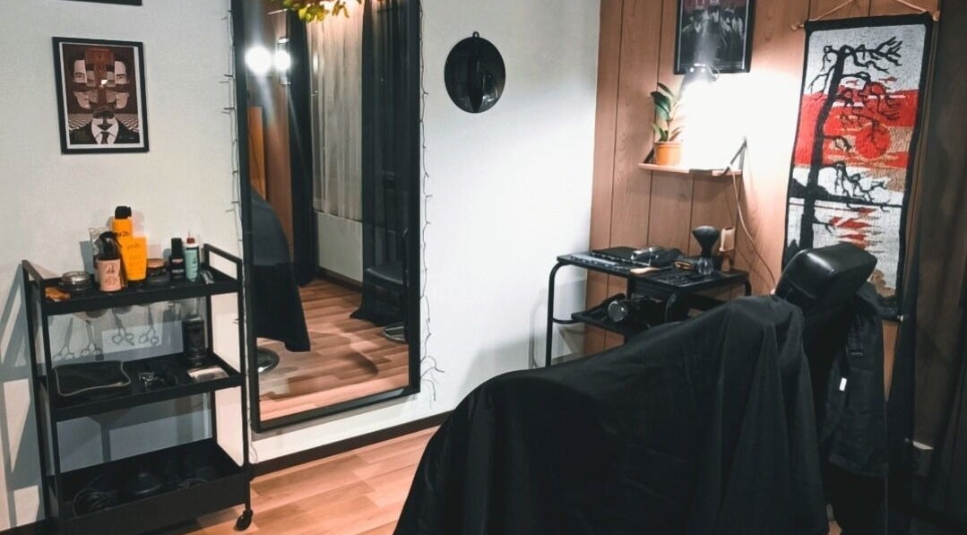 Flow Barbers stylish interior, mirror and chair in Äkäslompolo, Lappi, FI showcasing modern decor.