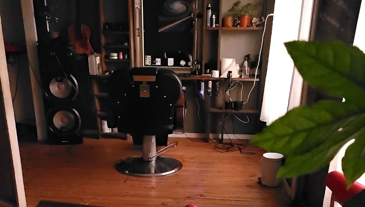 Interior de Barberia Alquimista en San Pedro De La Paz, Bío Bío, CL, con silla de peluquero y decoración rústica.