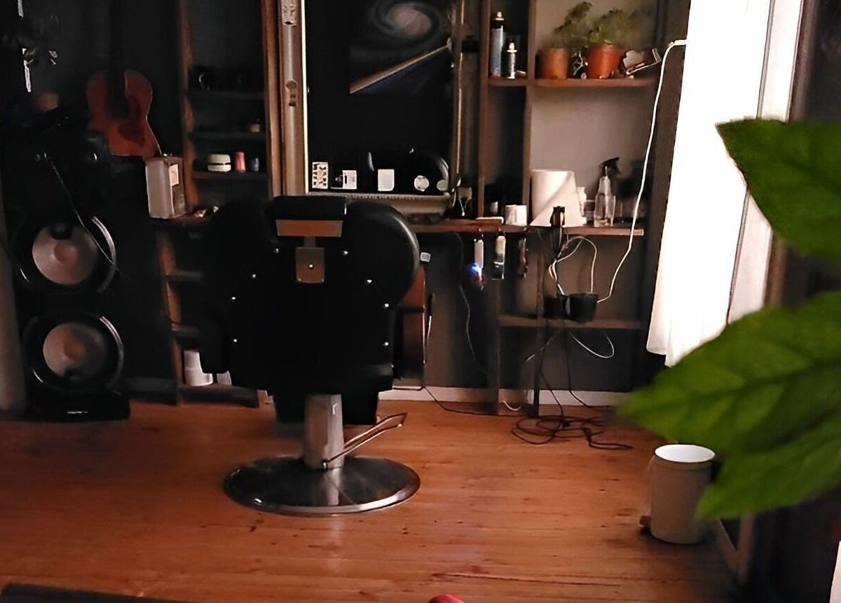 Interior de Barberia Alquimista en San Pedro De La Paz, Bío Bío, CL, con silla de peluquero y decoración rústica.