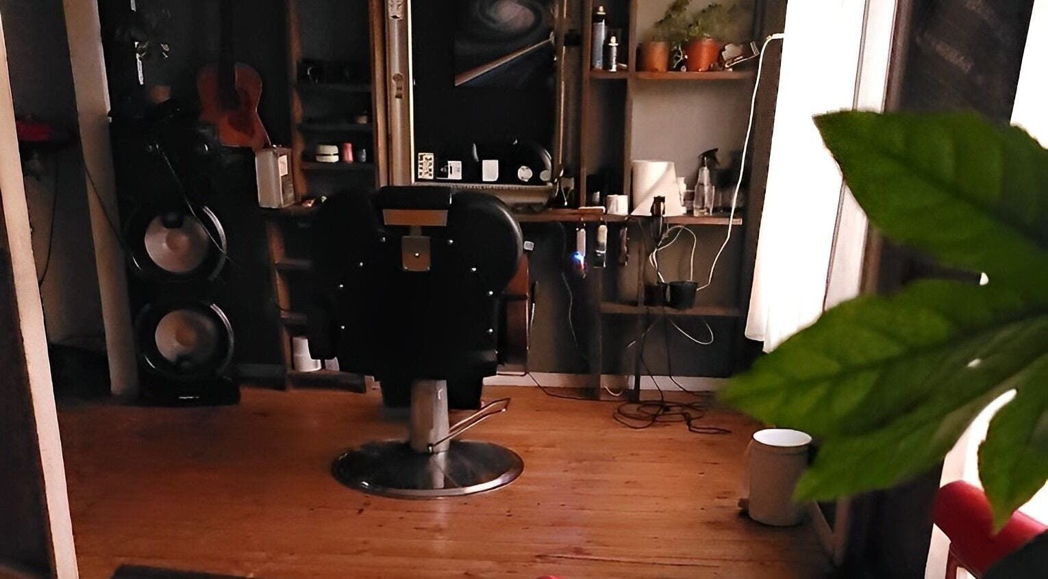 Interior de Barberia Alquimista en San Pedro De La Paz, Bío Bío, CL, con silla de peluquero y decoración rústica.