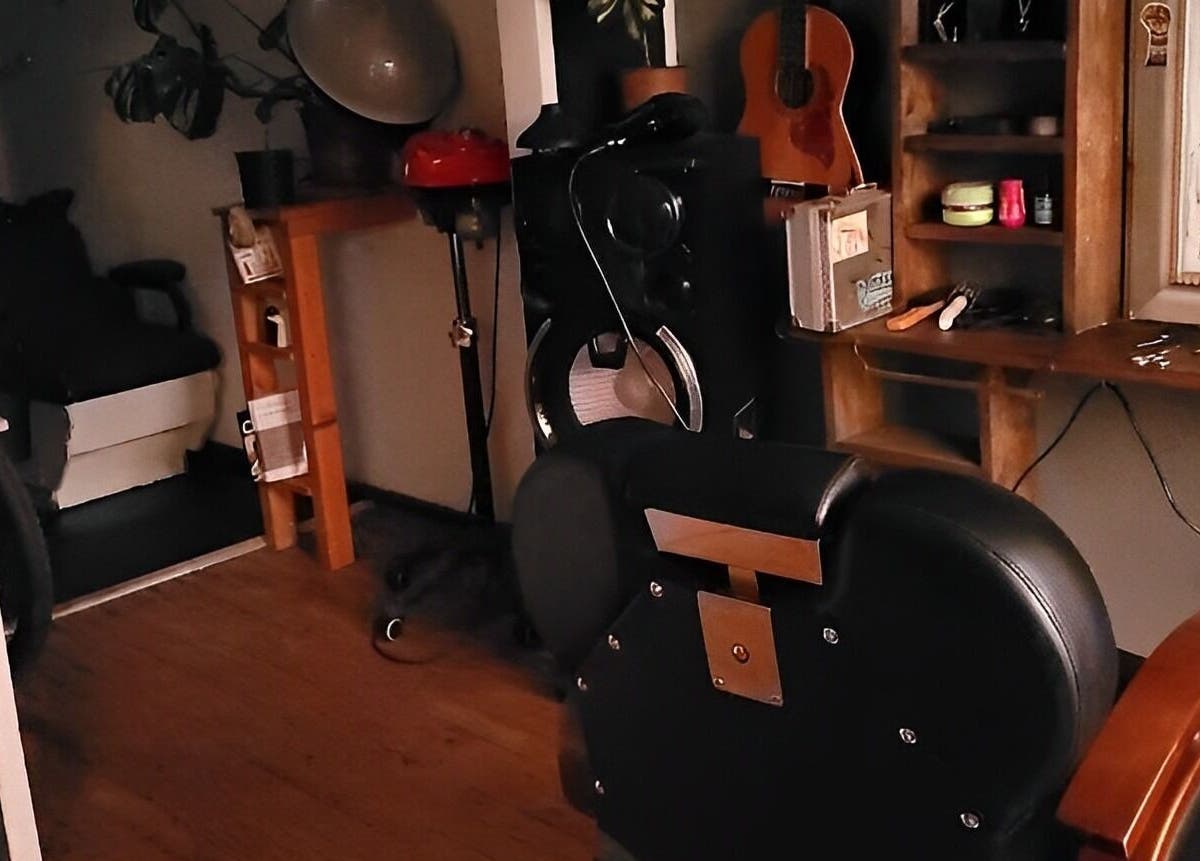 Acogedor interior de Barberia Alquimista en San Pedro De La Paz, Bío Bío, CL, mostrando asiento y decoraciones.