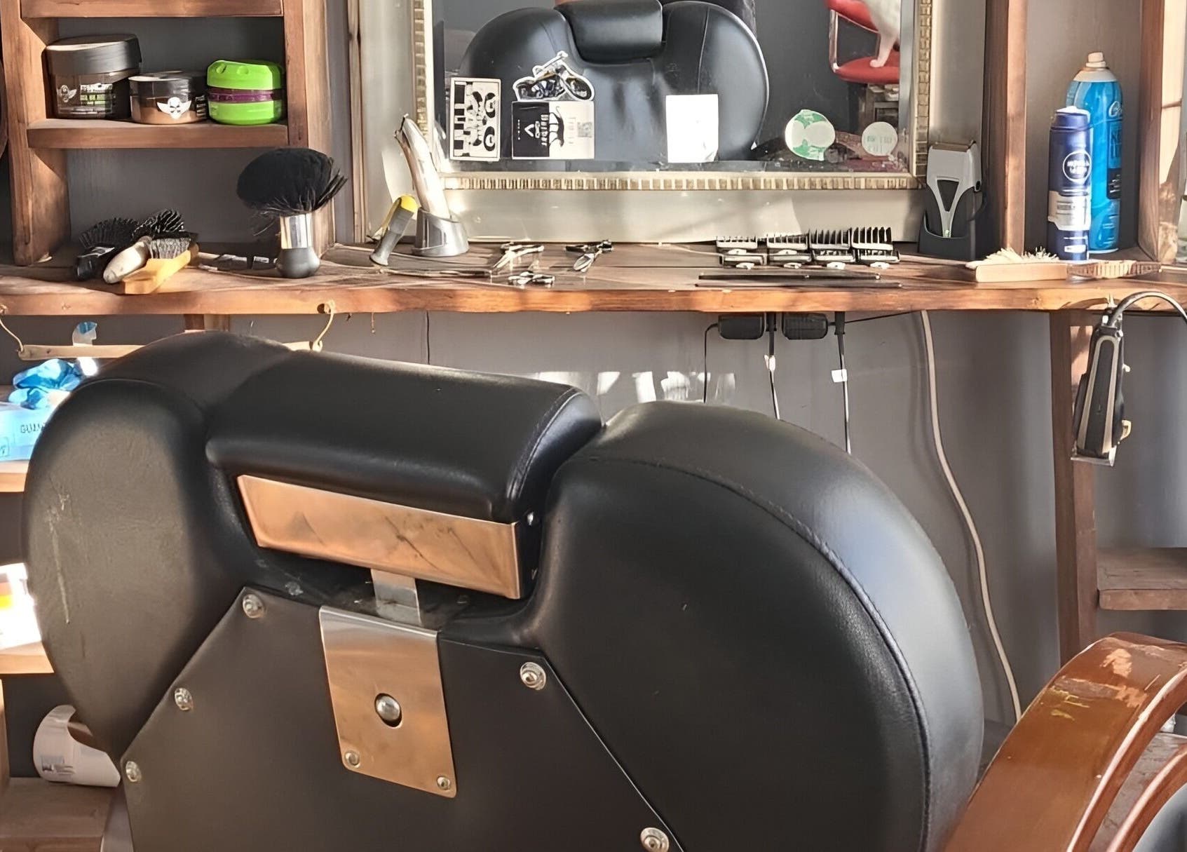 Interior de Barberia Alquimista en San Pedro De La Paz, Bío Bío, CL, mostrando una silla de barbero clásica.