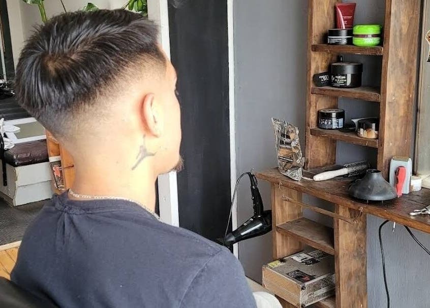 Corte de cabello moderno en Barberia Alquimista, San Pedro De La Paz, Bío Bío, CL.