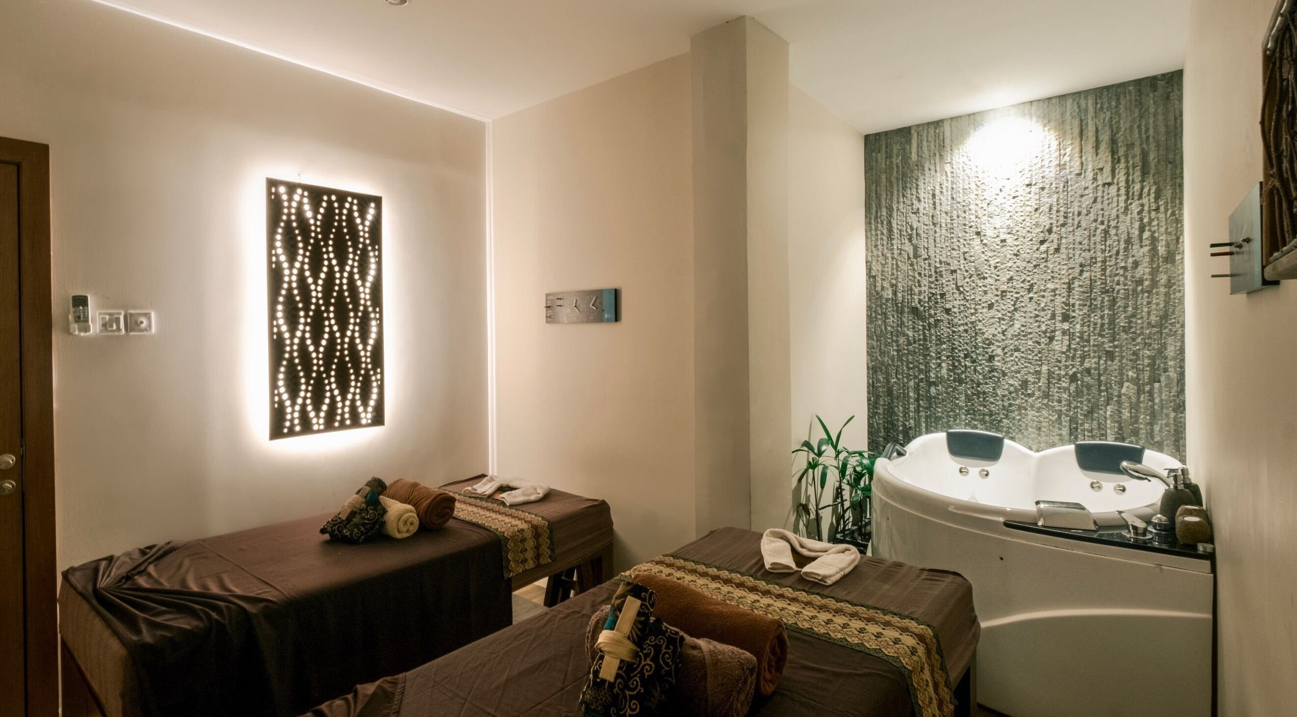 Tranquil massage room with jacuzzi at Spa Central Nagoya, Kepulauan Riau, Kepulauan Riau, ID. Perfect for relaxation.