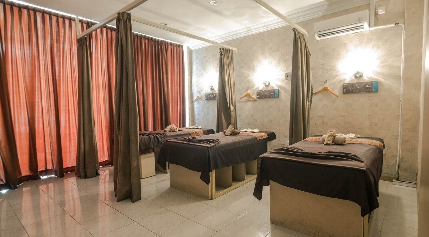 Relaxing massage room at Massage Central, Kepulauan Riau, ID with cozy decor and ambient lighting.