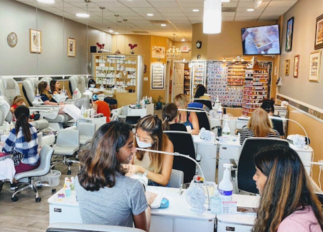 Eden of Ashburn Salon and Spa offers relaxing pedicures in Ashburn, Virginia, US with a lively atmosphere.